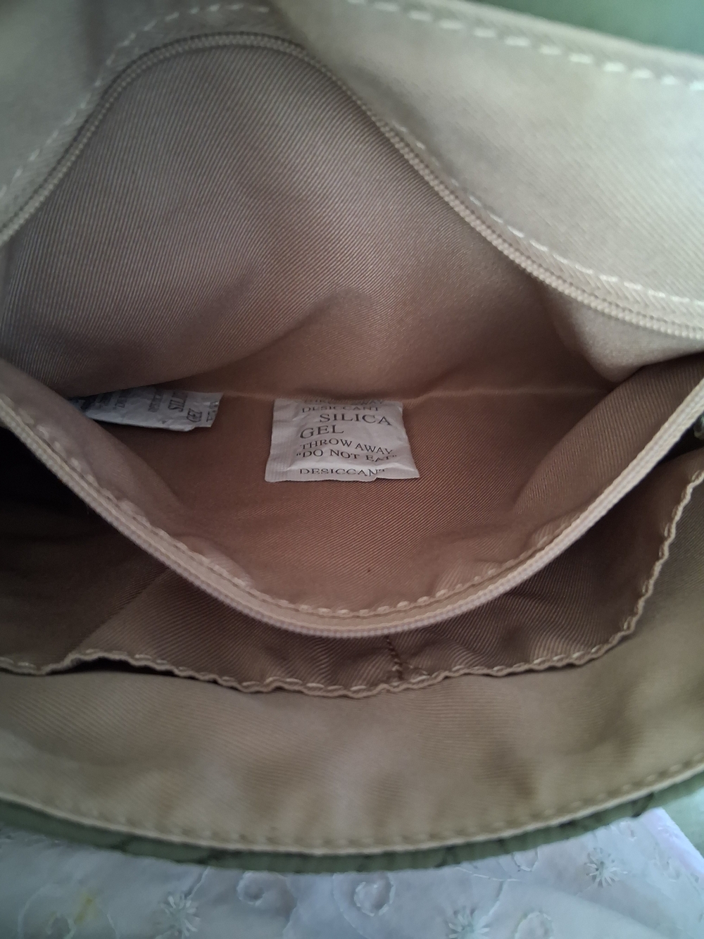 Sakroots Quilted Crossbody Bag - Taupe Floral Repreve Eco-Friendly
🌿 Sakroots - Picture 7 of 11